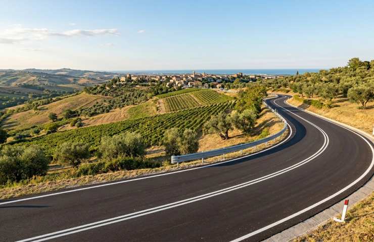 Strade Tollo riaperte: panoramica della viabilità ripristinata tra i vigneti dopo i lavori.