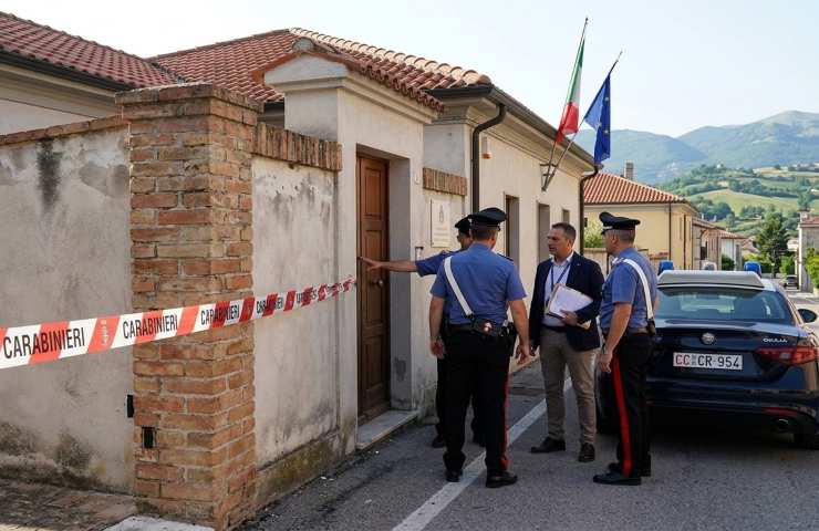 Nastro di delimitazione dell'area sottoposta a sequestro dai Carabinieri e pattuglia operativa durante le indagini.