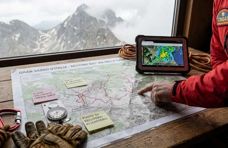 Mappa topografica del Gran Sasso e Via delle Creste con appunti operativi del Soccorso Alpino CNSAS per il coordinamento dell'intervento di recupero.