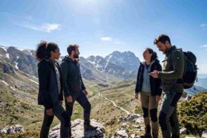 Quattro escursionisti ammirano il Corno Grande del Gran Sasso in Abruzzo durante il ponte del Primo Maggio.