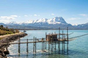 Trabocco sulla costa abruzzese con Gran Sasso innevato sullo sfondo, 18 aprile 2026.
