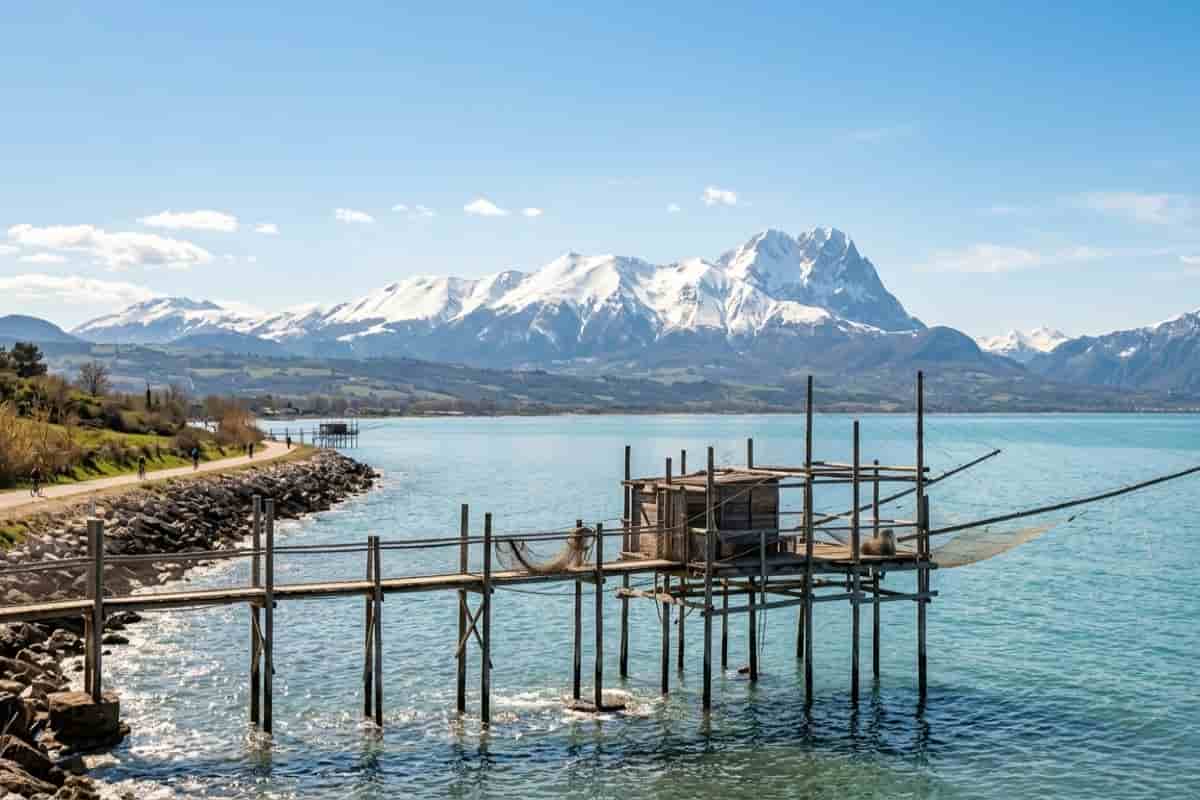 Trabocco sulla costa abruzzese con Gran Sasso innevato sullo sfondo, 18 aprile 2026.