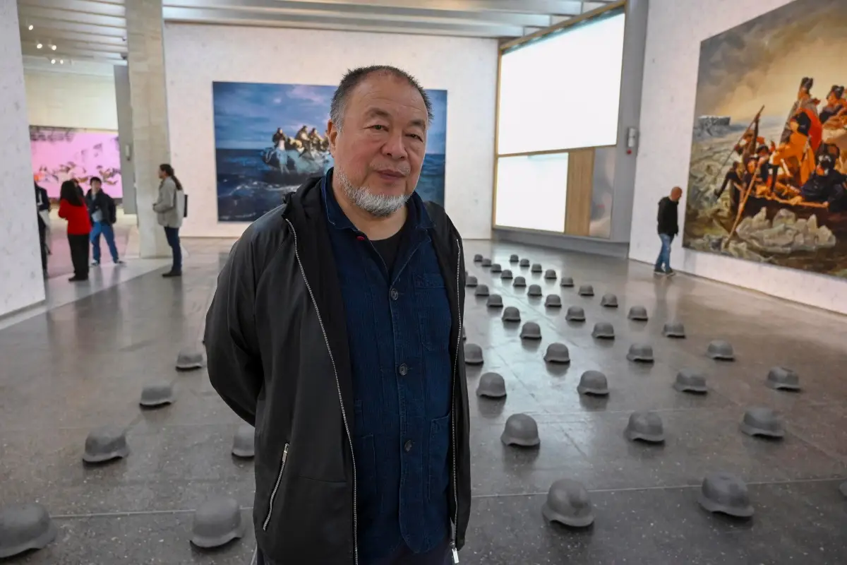 L'artista Ai Weiwei in posa a margine di una sua mostra.