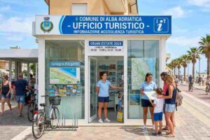Ufficio Turistico Alba Adriatica su lungomare: punto informativo IAT con orari estate 2024 e mappa Spiaggia d'Argento.