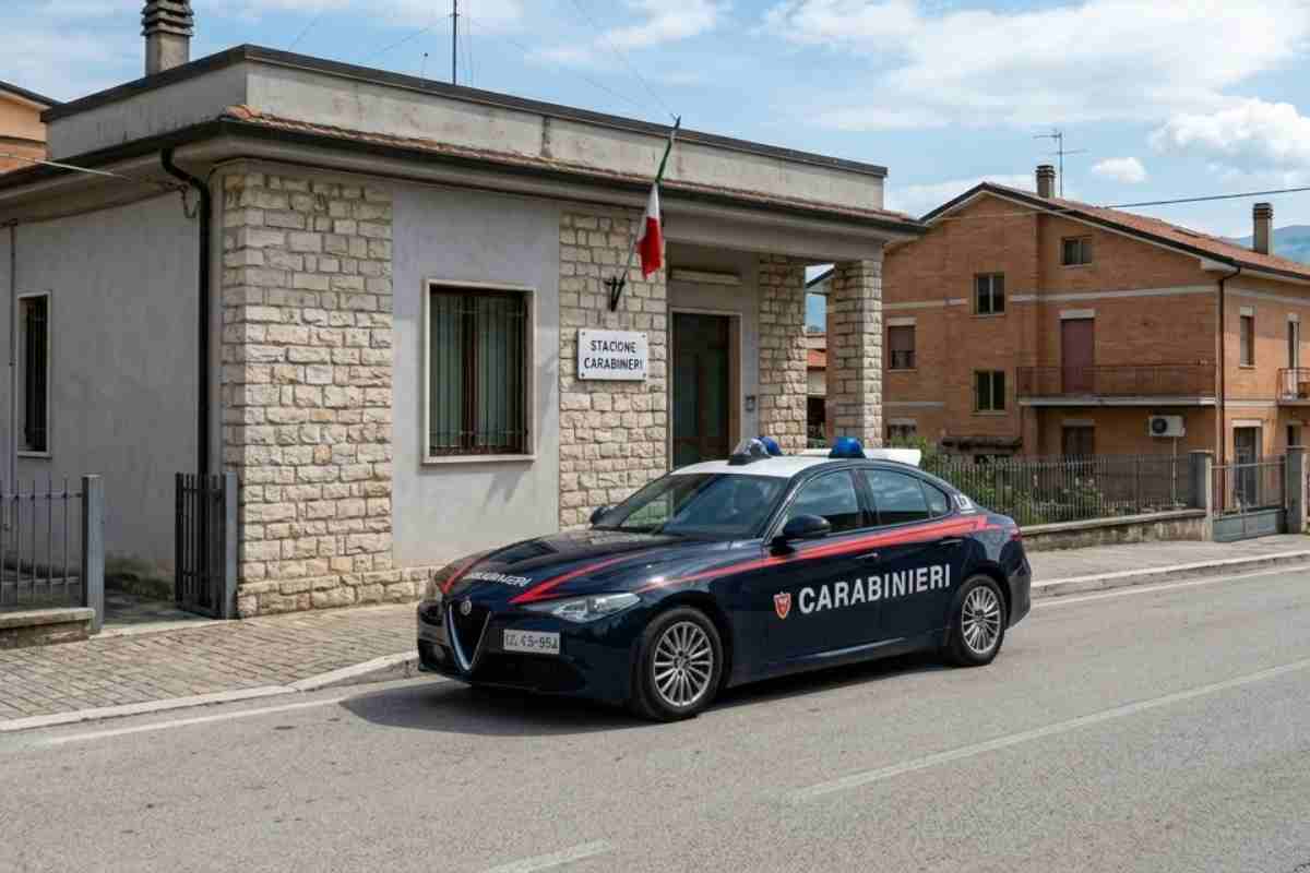 Auto dei Carabinieri parcheggiata davanti alla caserma di Sant'Egidio alla Vibrata in Abruzzo.