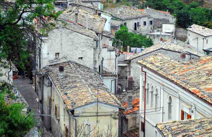 Veduta dall'alto dei tetti delle case di Bominaco.