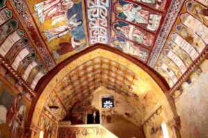 La cappella affrescata dell'Oratorio di San Pellegrino a Bominaco.