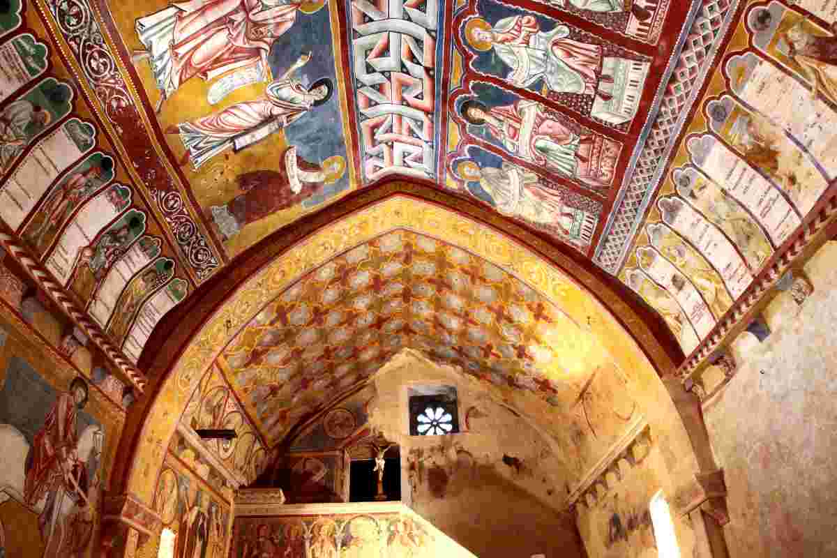 La cappella affrescata dell'Oratorio di San Pellegrino a Bominaco.