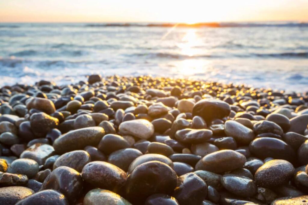 spiaggia con ciottoli e mare
