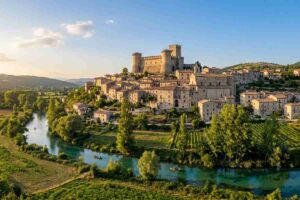 Veduta panoramica di Capestrano con il Castello Piccolomini e il fiume Tirino in Abruzzo.