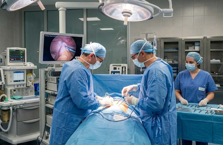 Equipe medica esegue intervento di chirurgia laparoscopica mininvasiva in sala operatoria all'ospedale di Giulianova.