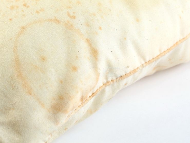 cuscino con macchie gialle