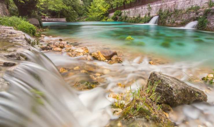 scorcio di bacino naturale con acqua limpida