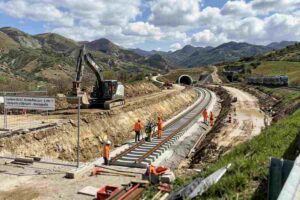 Cantiere ferrovia AV/AC Roma-Pescara a Manoppello: lavori per il raddoppio dei binari e nuovo tunnel in Abruzzo.