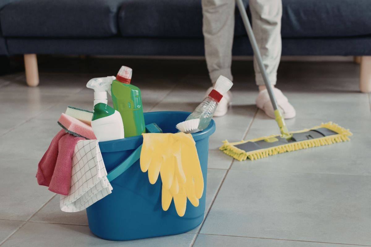 persona che pulisce il pavimenti 