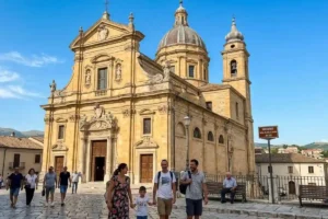 Santuario della Madonna della Libera a Pratola Peligna, facciata monumentale e turisti nella piazza principale in Abruzzo.