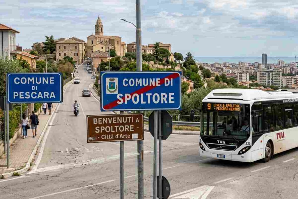 Confine tra Pescara e Spoltore con autobus urbano in transito verso il centro città, simbolo della fusione Nuova Pescara 2027.