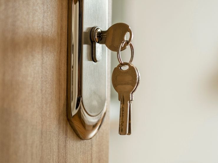 chiavi nella toppa della porta