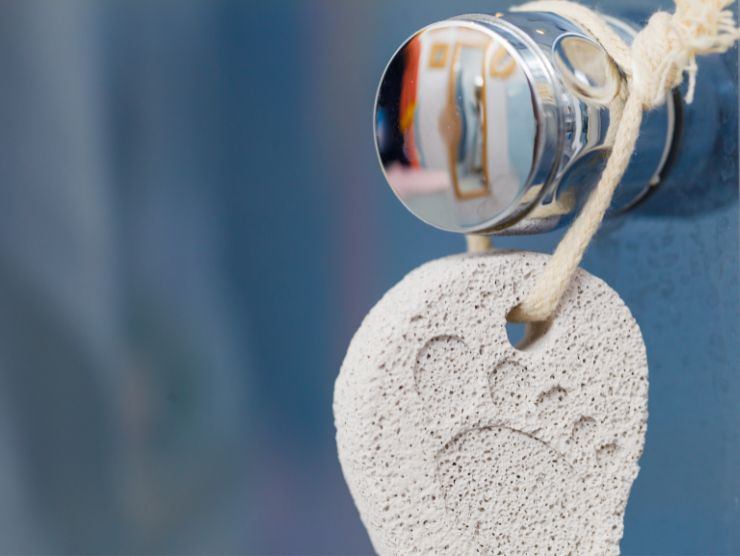 pietra pomice appesa alla doccia