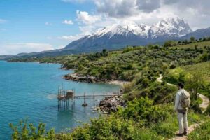 Ponte 25 aprile in Abruzzo: l’allerta valanghe sul Gran Sasso impone cautela. Previsioni meteo, temperature previste sulla costa e consigli sulle mete sicure tra borghi e Via Verde.