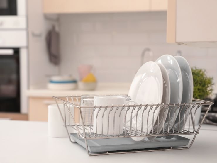 cucina in cui si vede uno scolapiatti poggiato su un piano