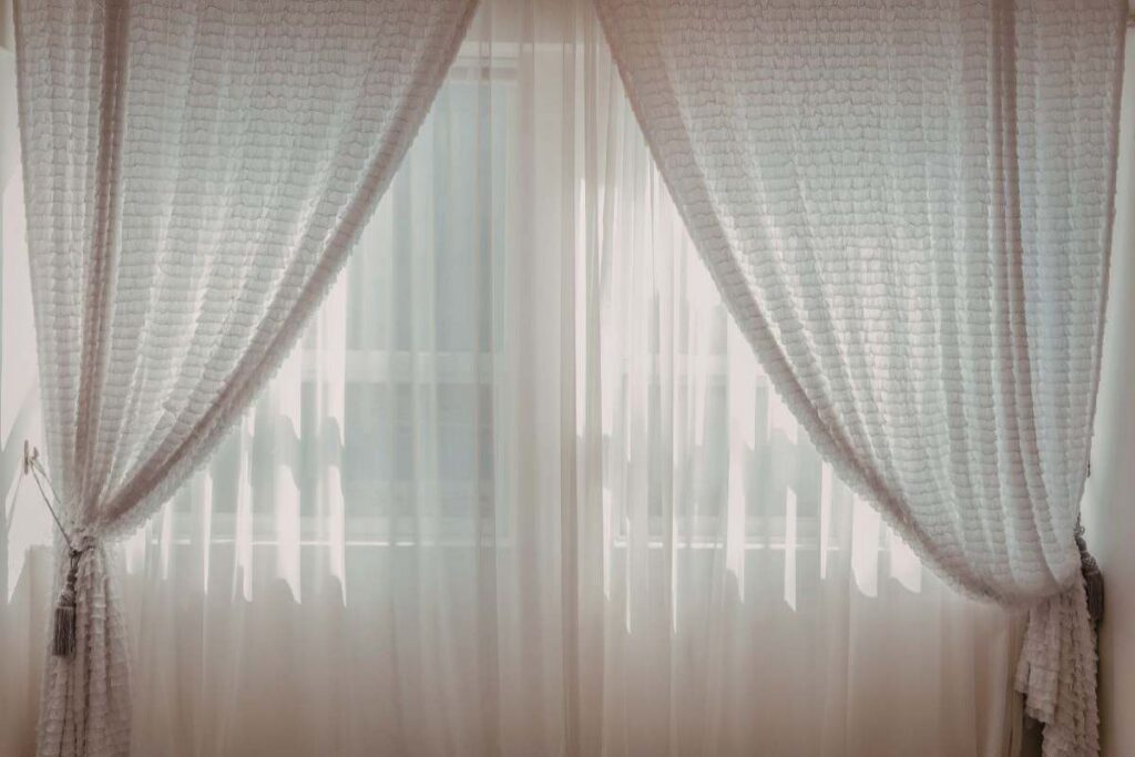 finestra con tende