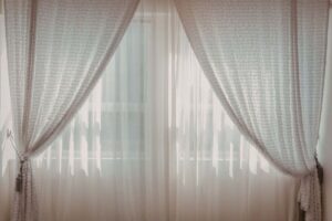 finestra con tende