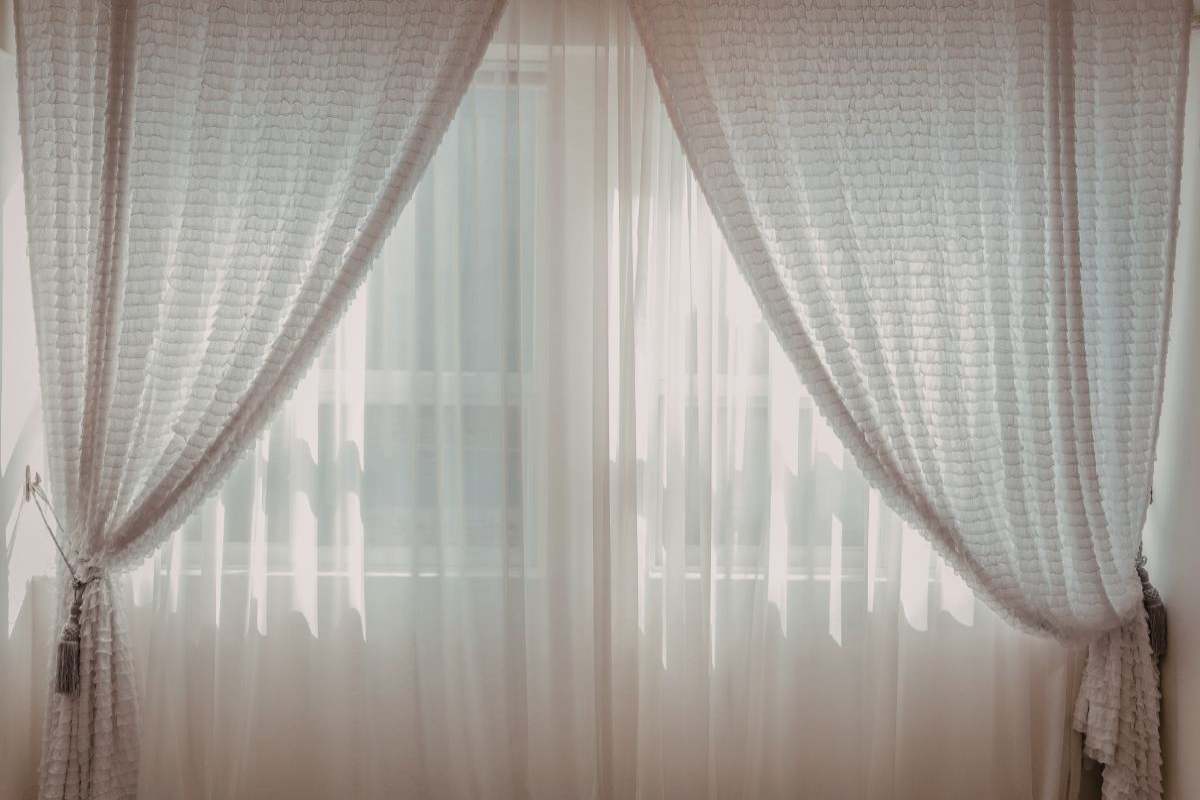 finestra con tende