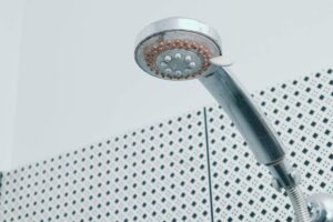 soffione della doccia pieno di calcare