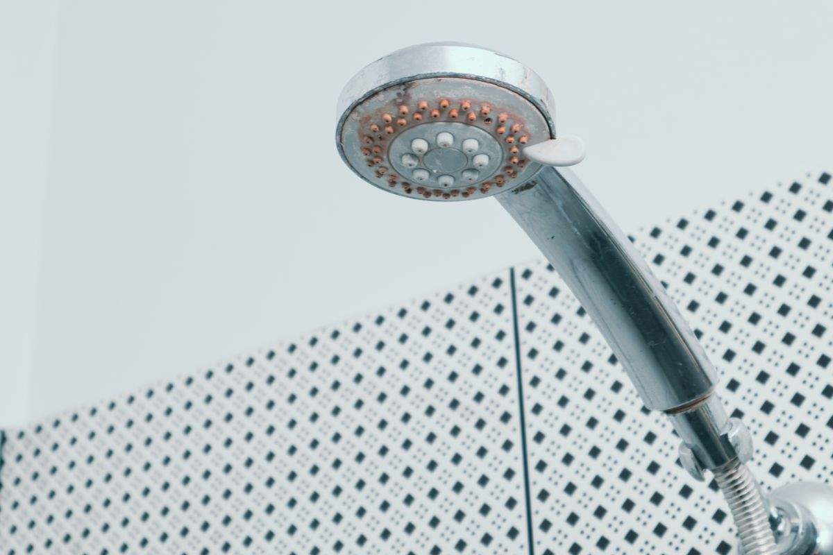 soffione della doccia pieno di calcare