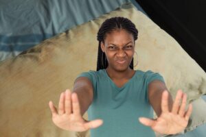 donna disgustata da un cuscino ingiallito