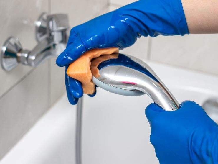 persona che pulisce doccia