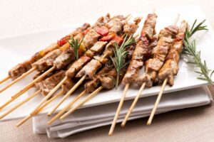 arrosticini nel piatto